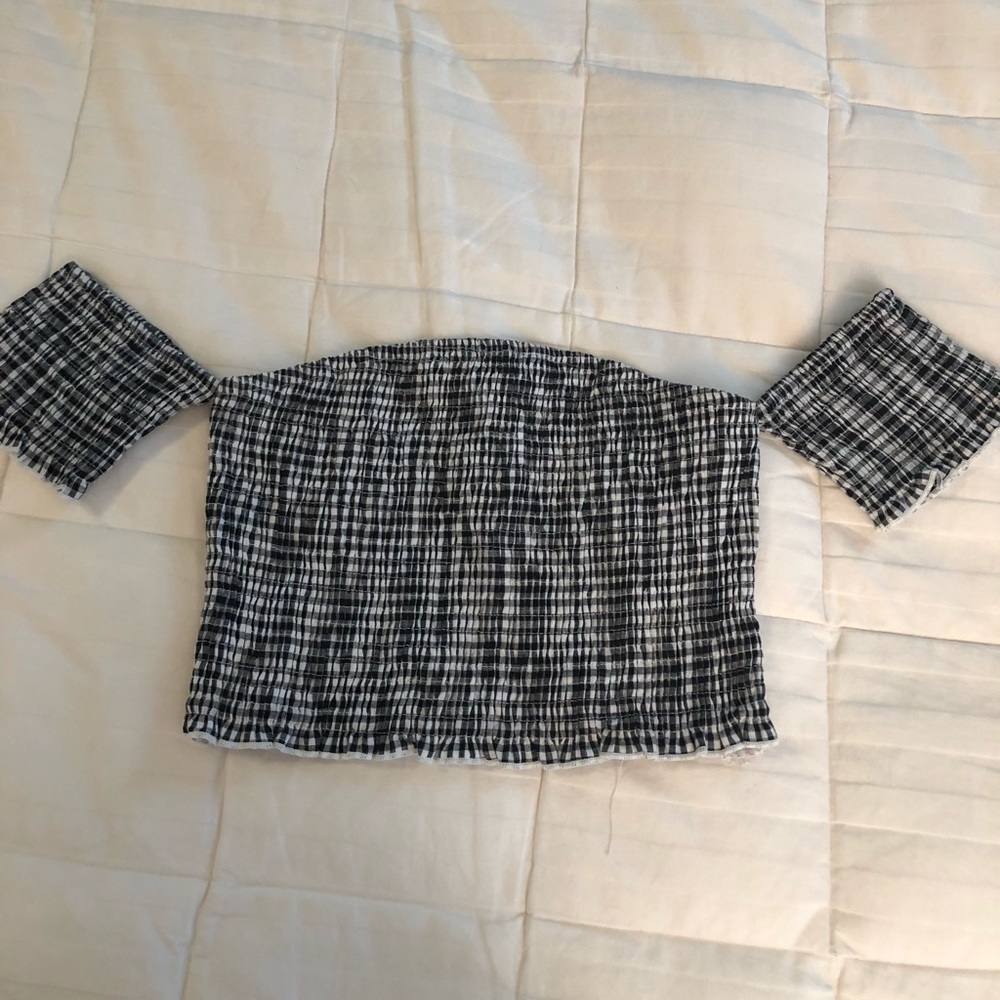 LF off the shoulder crop shirt